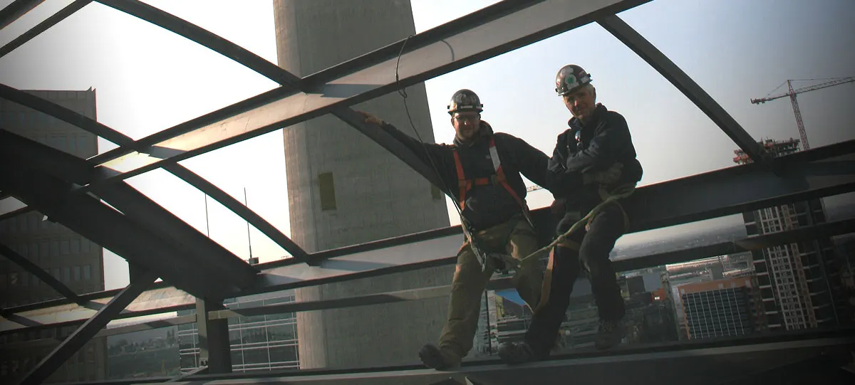 Monteurs de Métal Presto sur une structure d'acier au Grenville Germain Complex, Calgary