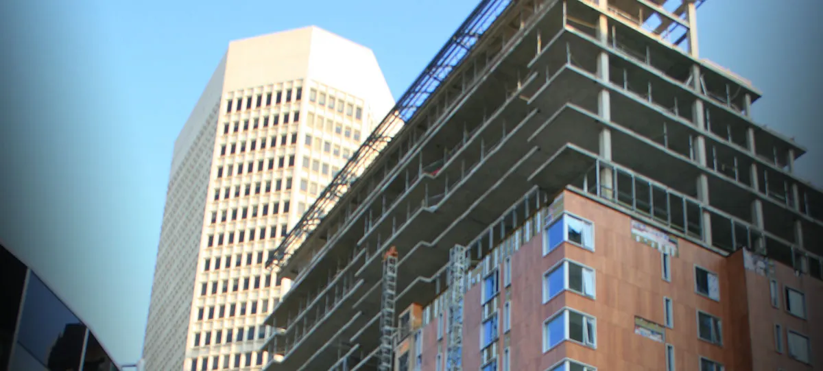 Structure au toit sur bâtiment de béton — Grenville Germain Complex, Calgary